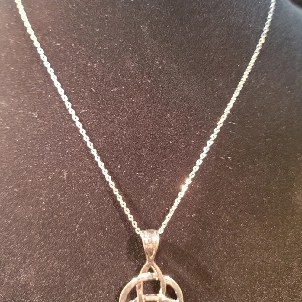 0510. Silver Interwoven ~Triquetra Pendant w/ Radiant Detailing and 18" Chain - Picture 7 of 7
